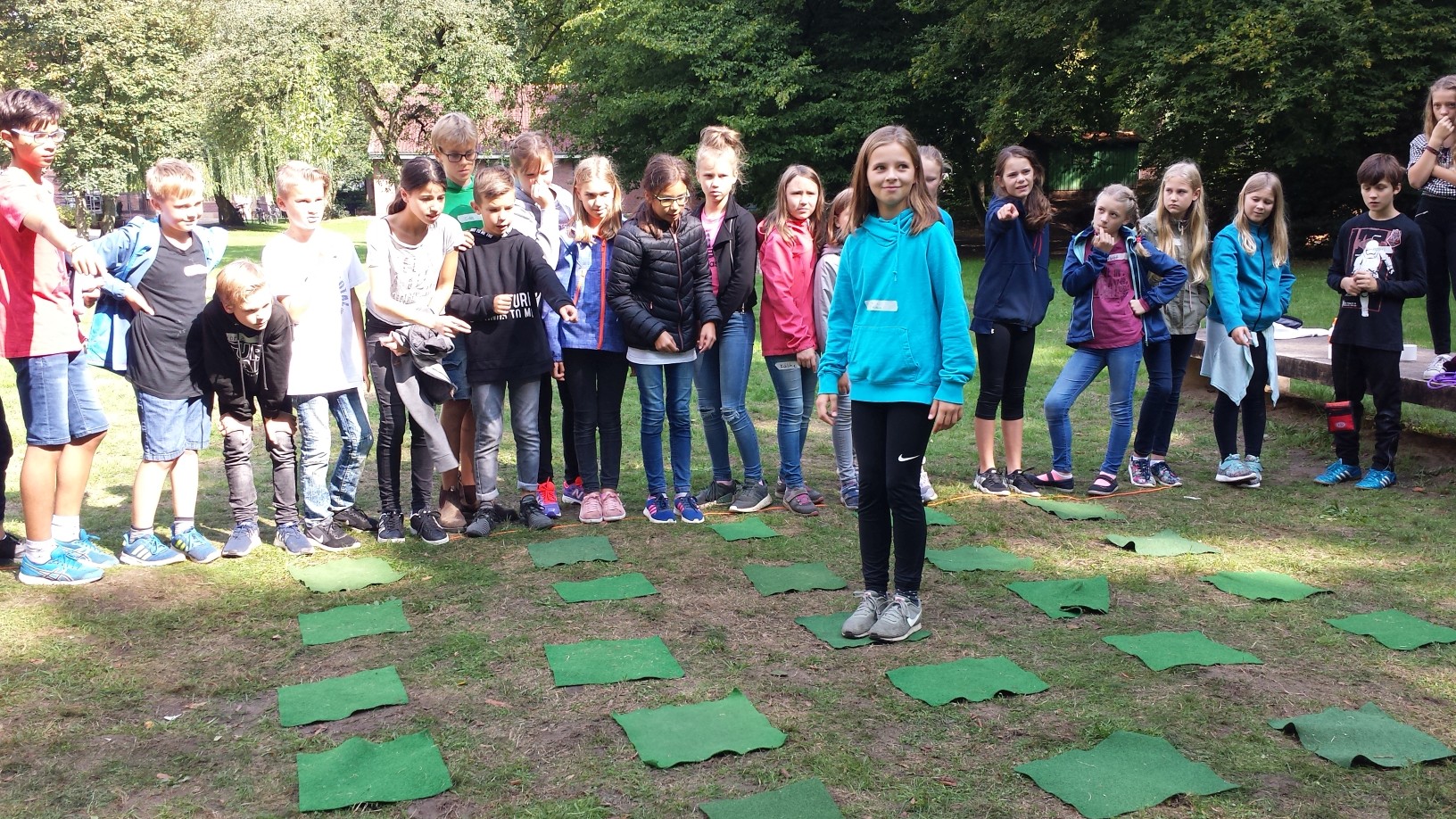 2018 08Klassenfahrt6erMeppenWegfindenSchattenspringer